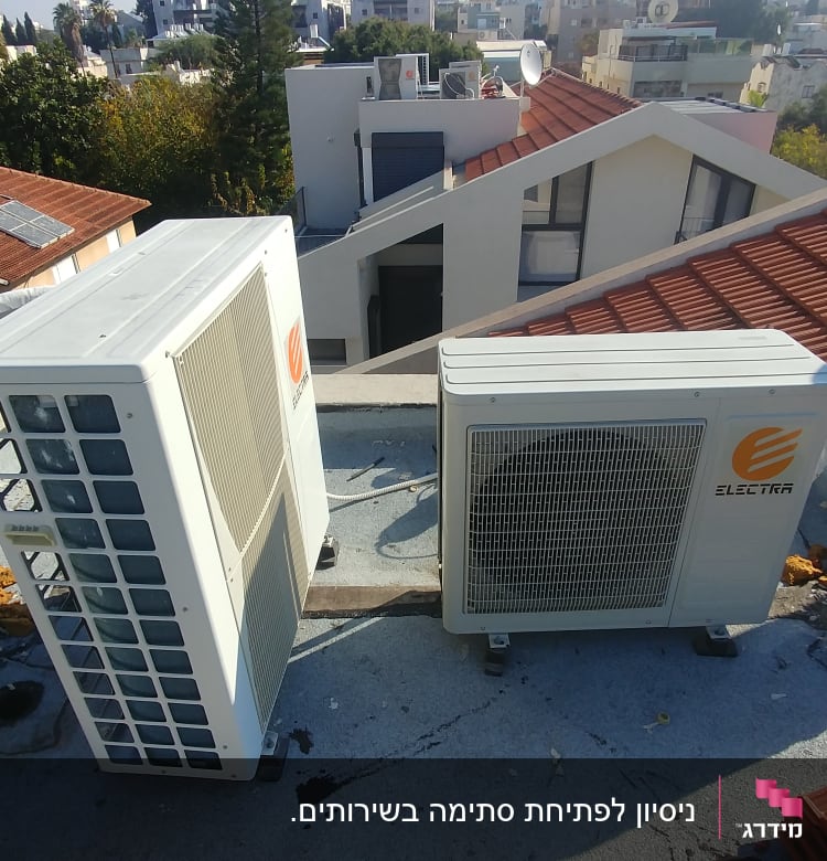 יחידות מיזוג אוויר על גג עם צינורות ואביזרים